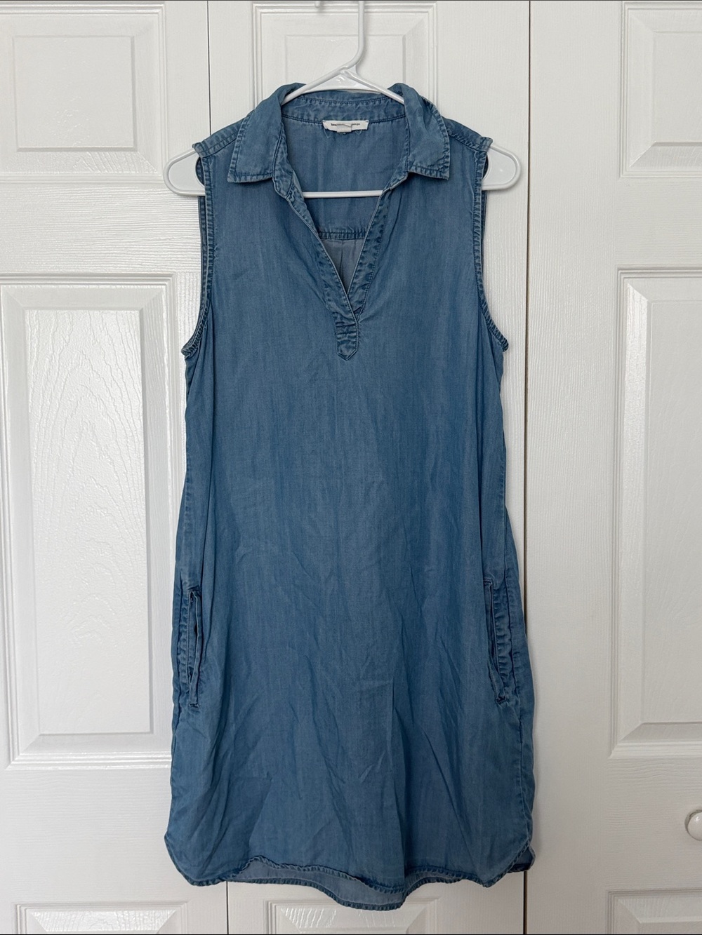 beachlunchlounge Sleeveless Chambray Shift Dress in Light Blue